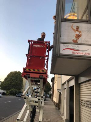 Figurlounge-Konzept Außenreklame